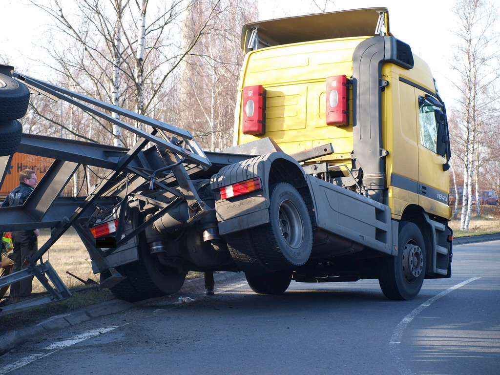 LKW verliert Container Koeln Niehler Ei P024.JPG